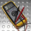 Si të testoni kondensatorët me një multimetër për funksionalitetin Një pajisje për testimin e çipave logjikë