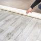 Как стелить линолеум на деревянный пол: инструкция и советы для новичка Как постелить линолеум деревянный пол